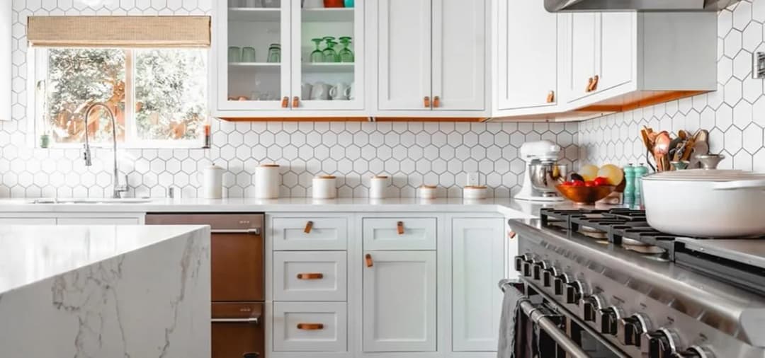 Czym pomalować fronty szafek kuchennych, aby uniknąć zniszczeń?