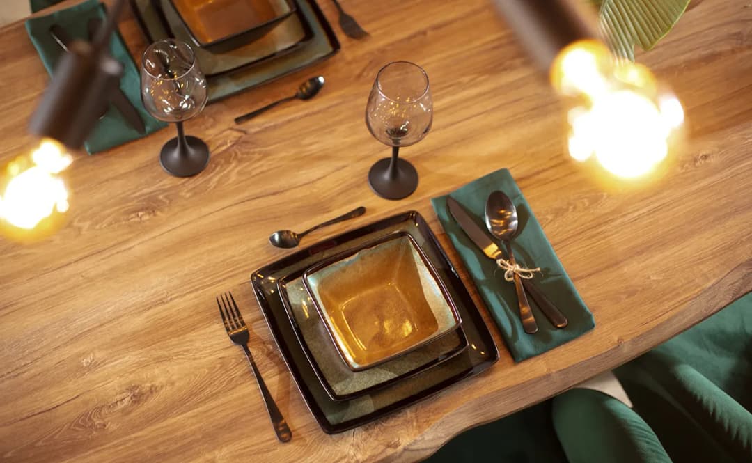 Co postawić na stole, aby stworzyć wyjątkową atmosferę w domu