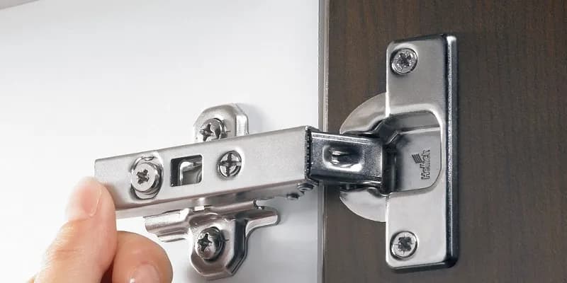 Jak wyregulować zawias w szafce, aby uniknąć problemów z drzwiami