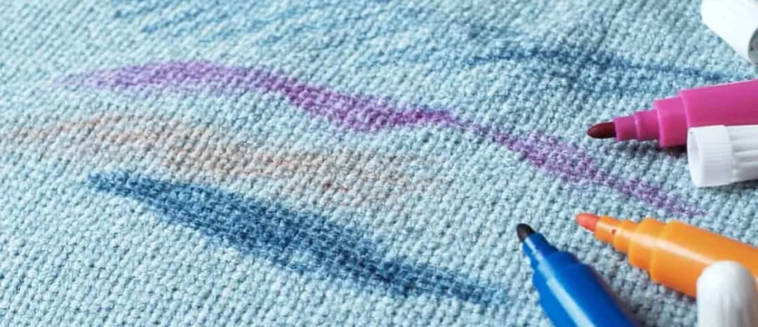 Jak usunąć plamy z długopisu z kanapy - skuteczne metody i porady