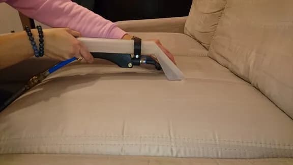 Skuteczne sposoby na usunięcie zapachu moczu kota z kanapy