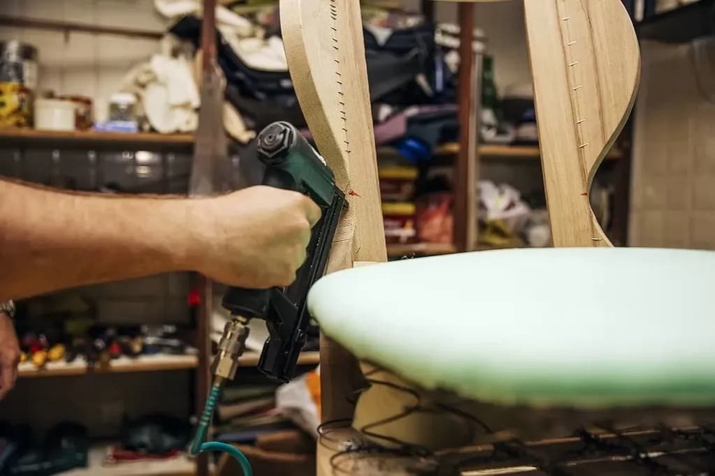 Czym obić krzesła? Odkryj najlepsze materiały i ich cechy