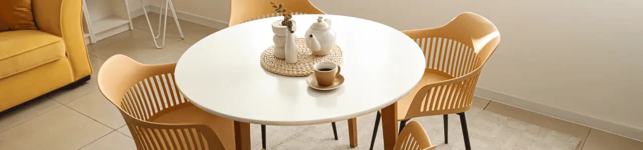 Jakie krzesła do białego lakierowanego stołu – stylowe i funkcjonalne opcje