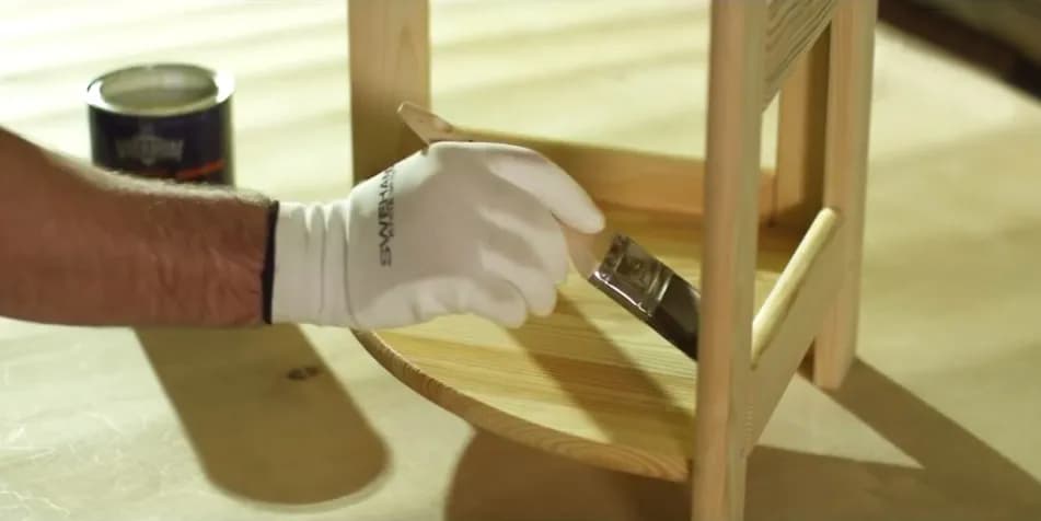 Jak pomalować lakierowane krzesła? Sprawdzone metody i farby