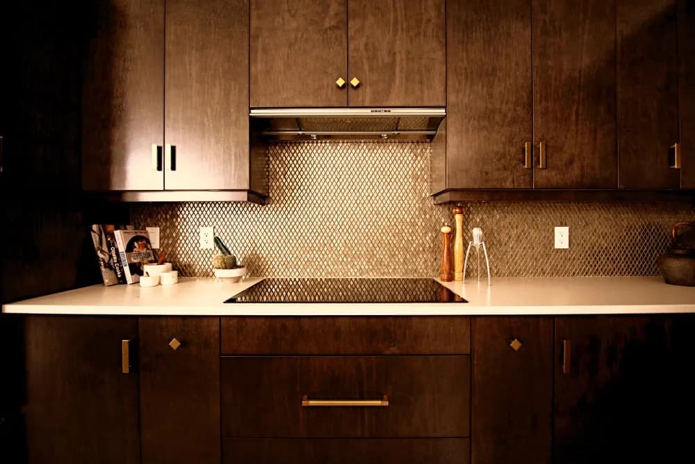 Jaki kolor ścian do brązowych mebli w kuchni, aby uniknąć błędów?