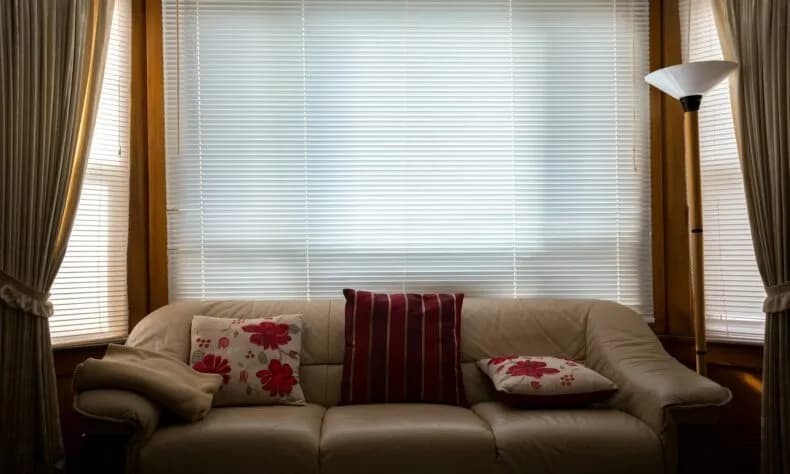 Jakie poduszki pasują do beżowej kanapy? Odkryj idealne zestawienia