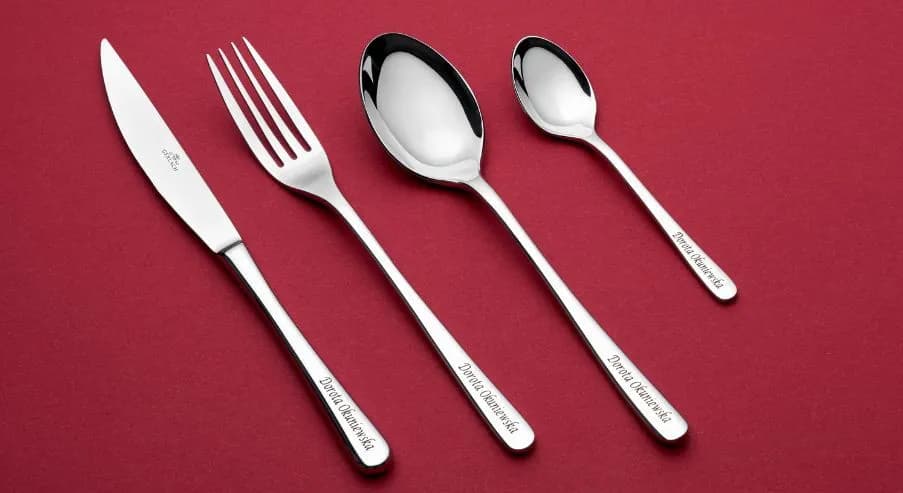Jak ułożyć sztućce na stole, aby uniknąć faux pas w etykiecie?