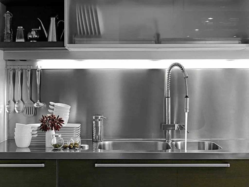 Czym wykończyć ścianę między szafkami w kuchni, by uniknąć problemów?