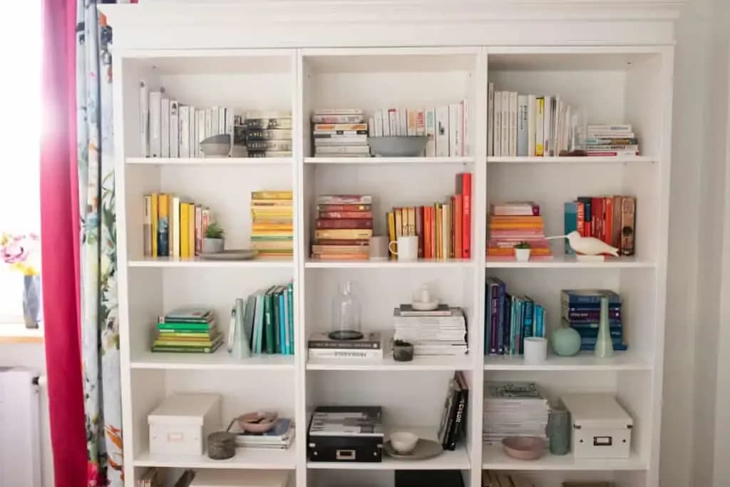 Jak ułożyć książki na regale, aby zyskać więcej miejsca i stylu