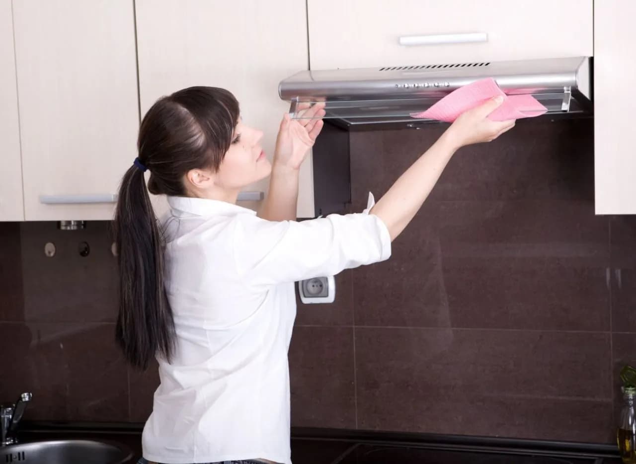 Skuteczne sposoby na umycie zatłuszczonych szafek kuchennych