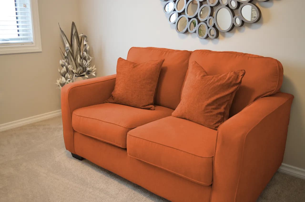 Ruda kanapa jakie dodatki, które sprawią, że wnętrze nabierze stylu