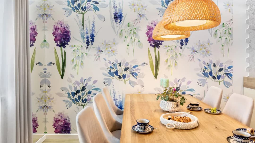 Co powiesić na ścianie nad stołem? 5 inspirujących pomysłów na dekoracje