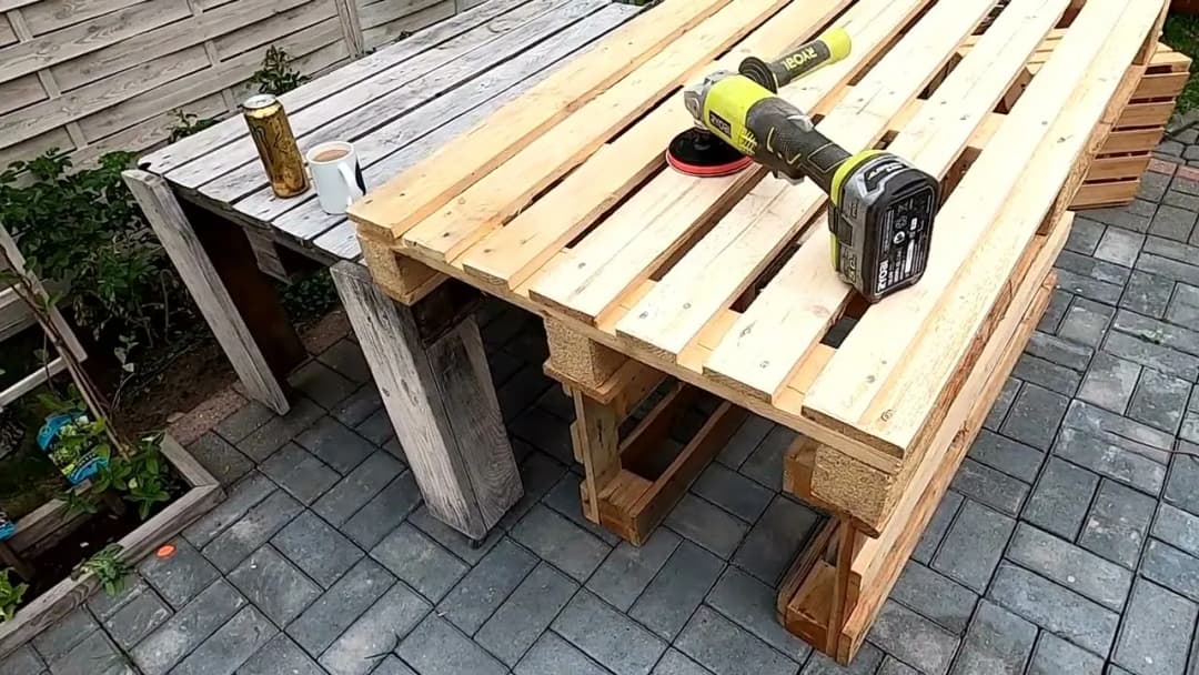 Jak zrobić duży stół z palet – proste kroki do wyjątkowego mebla